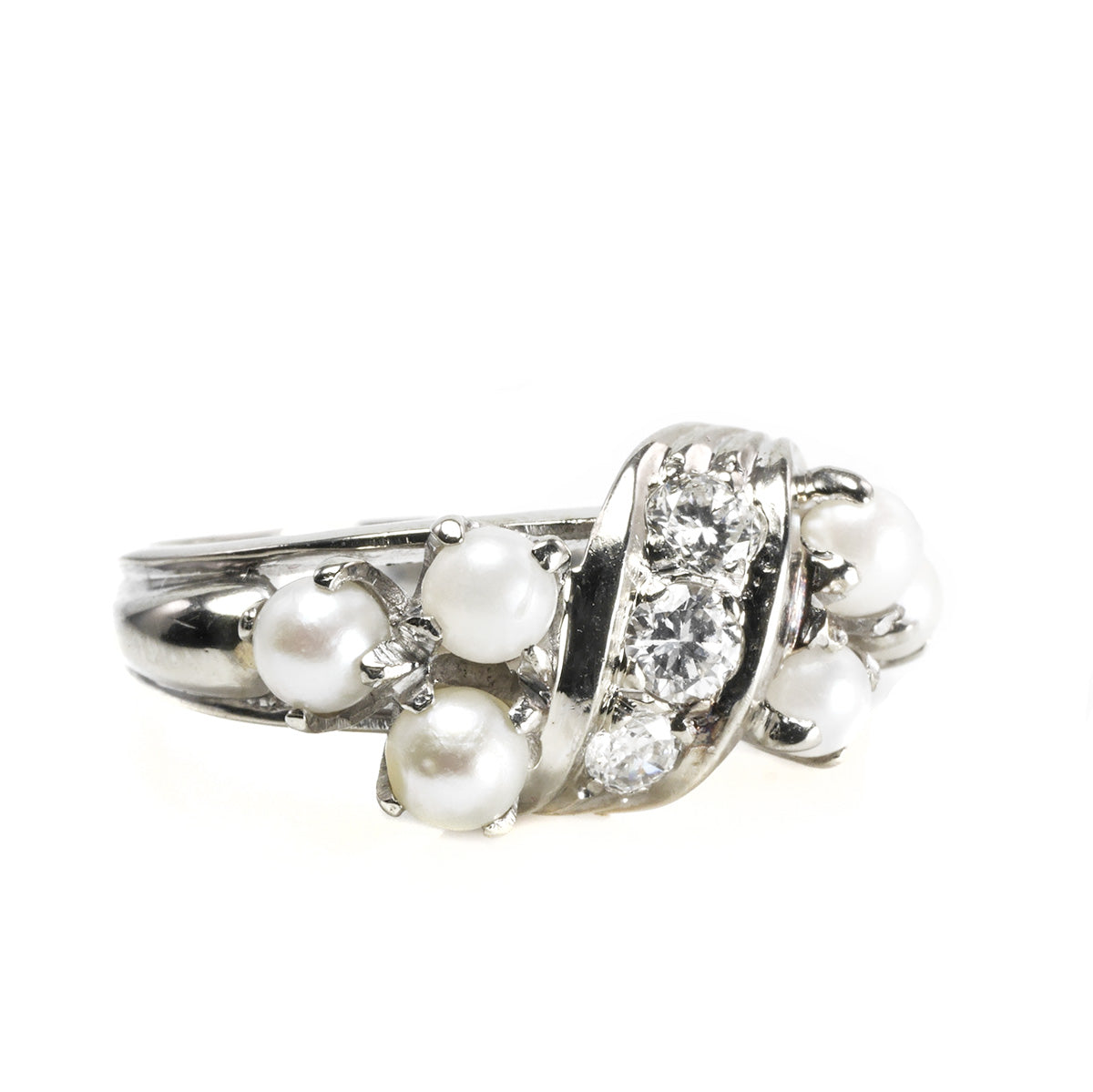 Great Lakes Boutique 14 k White Gold Pearl and Diamond Ring