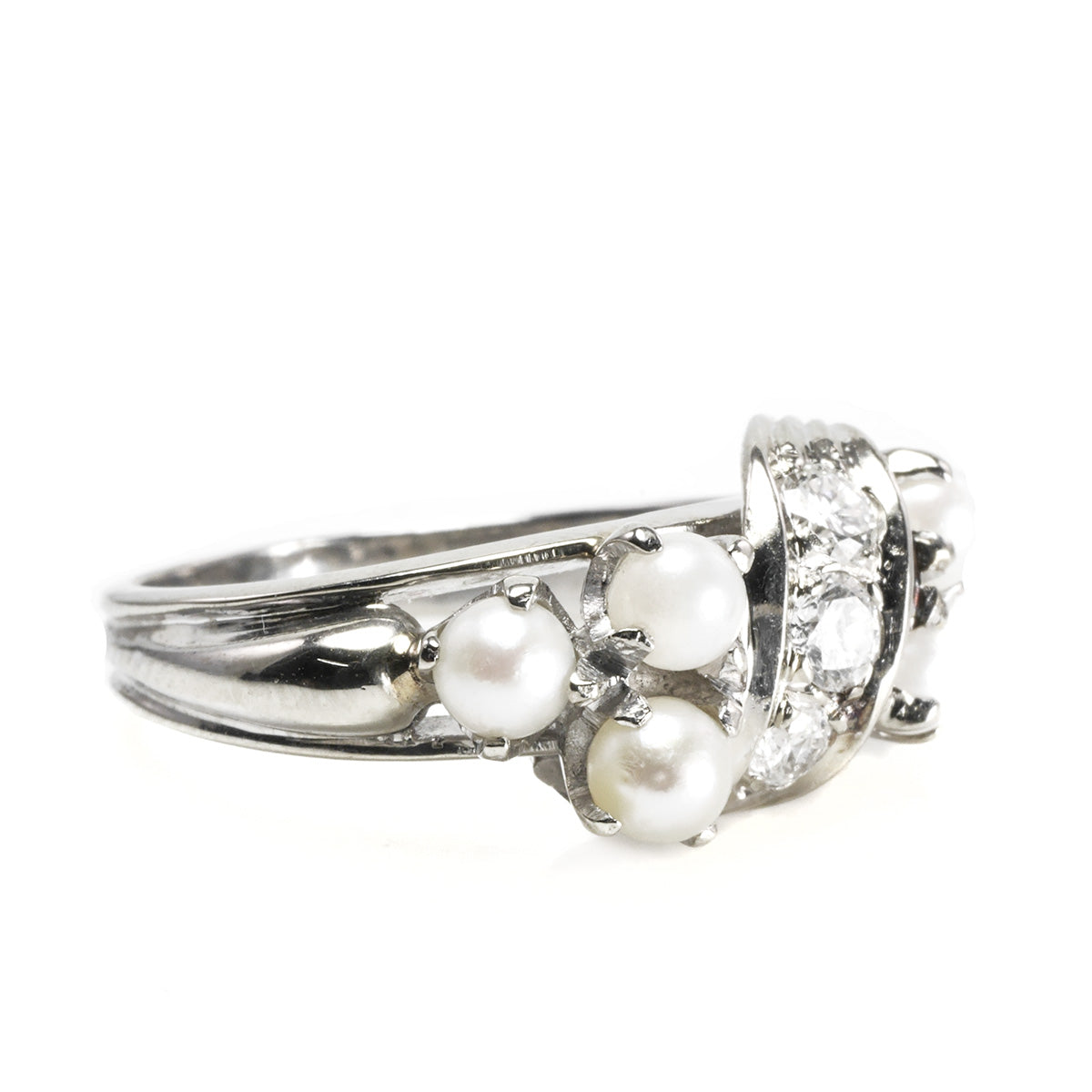 Great Lakes Boutique 14 k White Gold Pearl and Diamond Ring